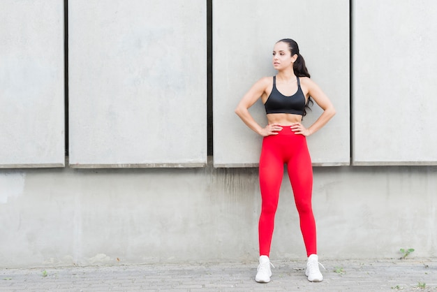 Foto grátis jovem mulher malhando na rua