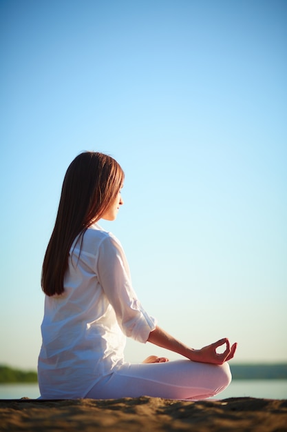 Jovem, mulher, meditação praticando