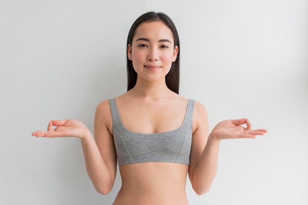 Jovem mulher meditando