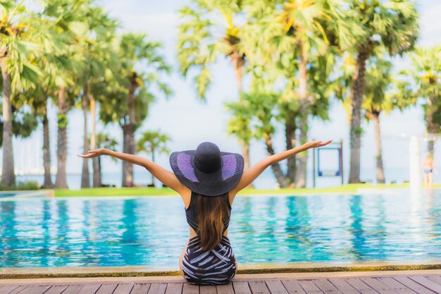 Jovem mulher na piscina