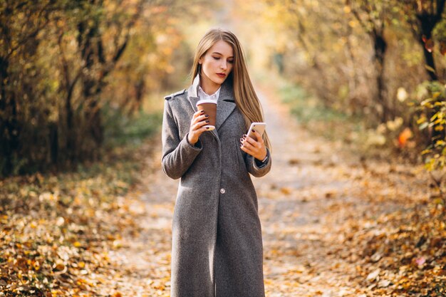 Jovem, mulher negócio, conversa telefone, e, café bebendo