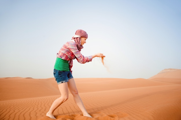 Jovem mulher no deserto