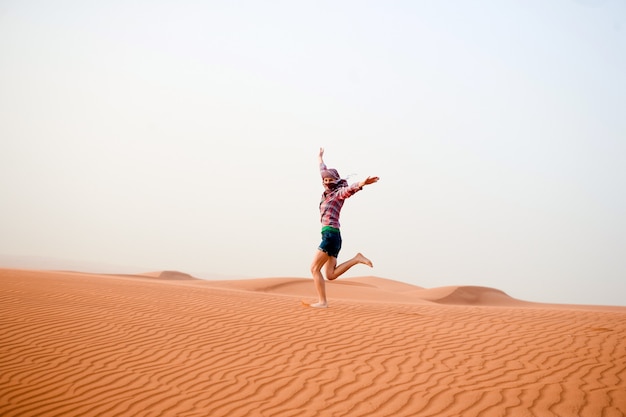 Jovem mulher no deserto