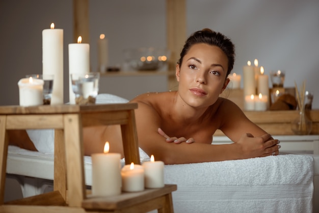 Jovem mulher nua relaxante no salão spa.