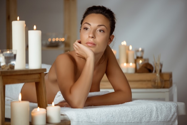 Foto grátis jovem mulher nua relaxante no salão spa.