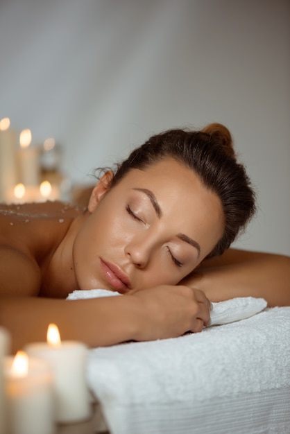 Foto grátis jovem mulher nua relaxante no salão spa.