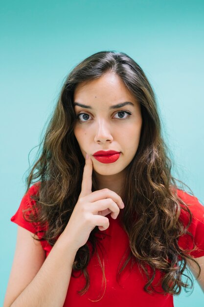 Jovem, mulher, pensando, primeiro plano