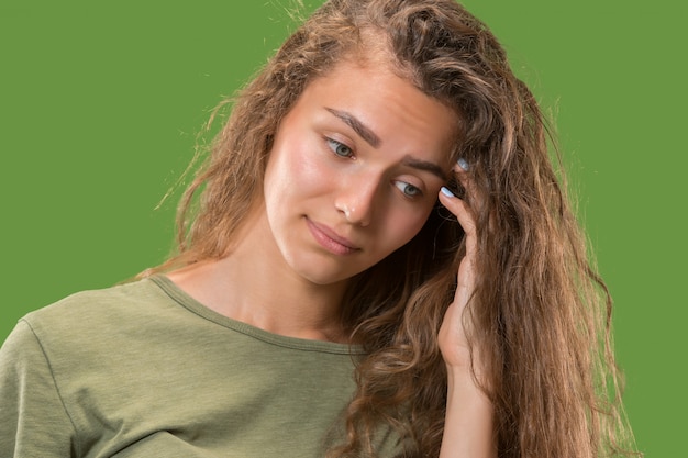 Foto grátis jovem mulher pensativa séria. conceito de dúvida.