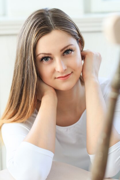 Jovem mulher posando dentro de casa