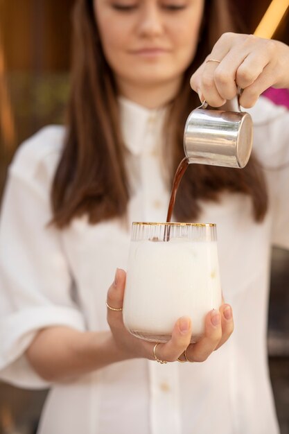 Jovem mulher preparando café gelado