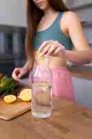 Foto grátis jovem mulher preparando sua dieta nutricional