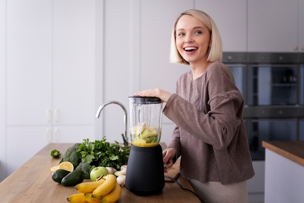 Foto grátis jovem mulher preparando sua dieta nutricional