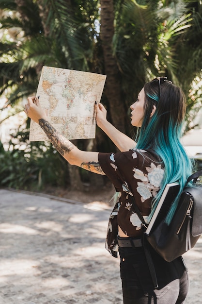 Jovem, mulher, procurar, direção, mapa