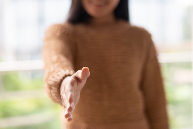 Jovem mulher pronta para colaboração e alcançar a mão