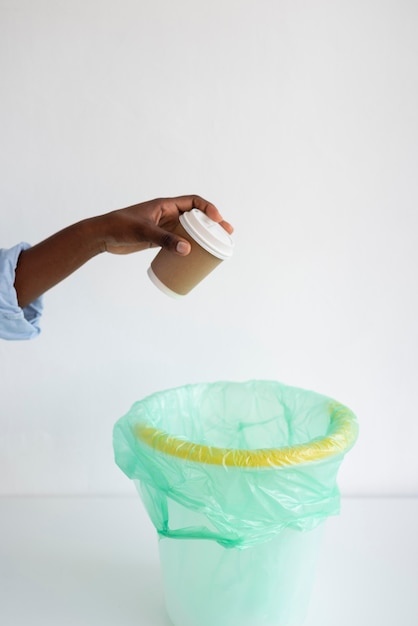 Foto grátis jovem mulher reciclando para um ambiente melhor