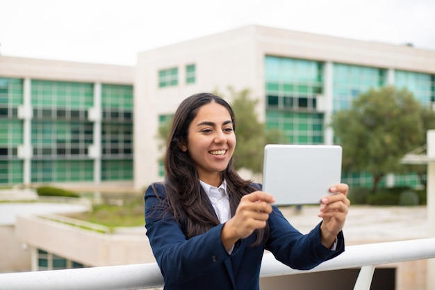 Jovem mulher satisfeita usando o tablet pc