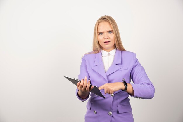 Jovem mulher segurando o tablet em fundo branco. Foto de alta qualidade