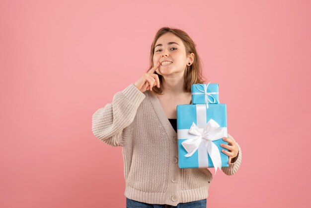 Jovem mulher segurando os presentes de natal