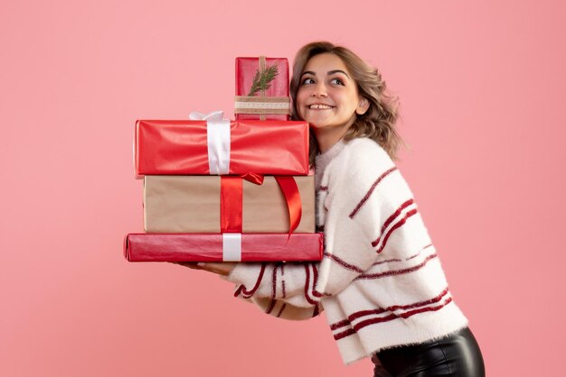 Jovem mulher segurando os presentes de natal