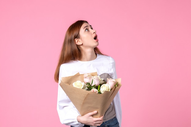 Jovem mulher segurando um buquê de lindas rosas na frente