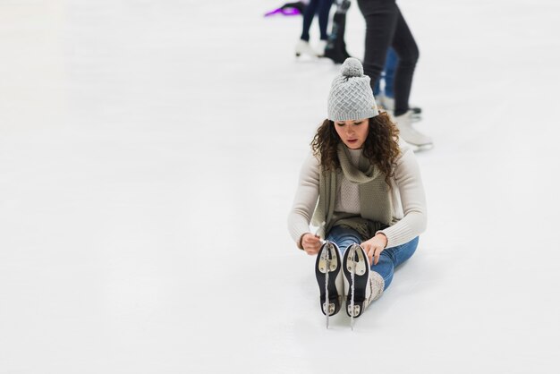 Jovem, mulher sentada na pista