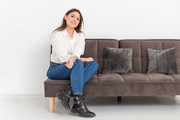 Jovem mulher sentada no sofá