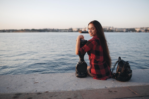 Jovem mulher sorridente com scooter elétrico ao ar livre