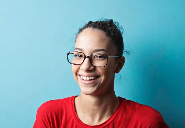 jovem mulher sorridente em um fundo azul