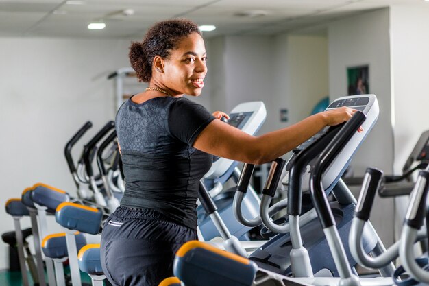 Jovem mulher treinando na academia