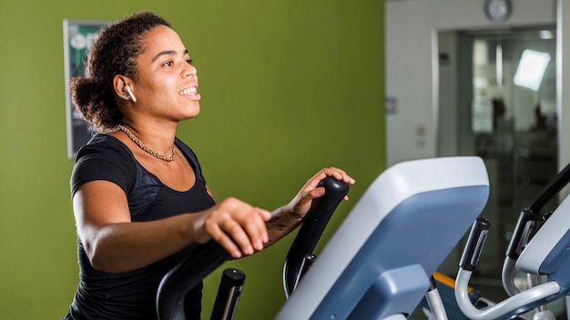 Jovem mulher treinando na academia