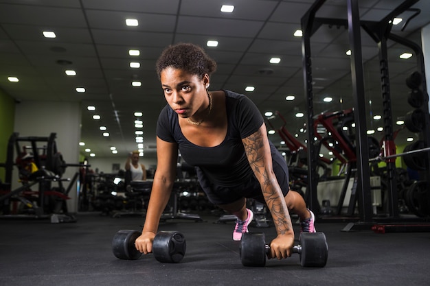 Jovem mulher treinando na academia