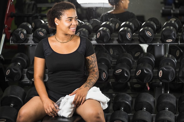 Foto grátis jovem mulher treinando na academia