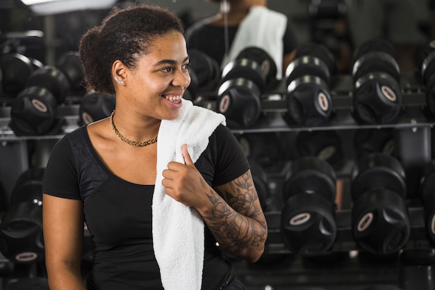 Jovem mulher treinando na academia