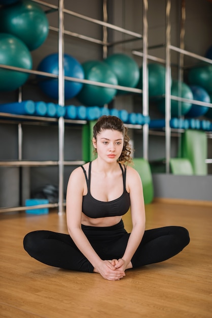 Jovem mulher treinando na academia