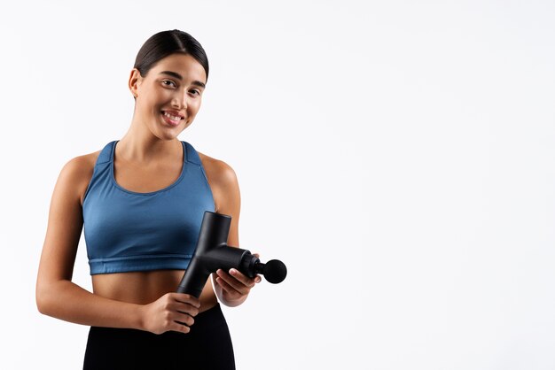 Jovem mulher usando arma de mensagem