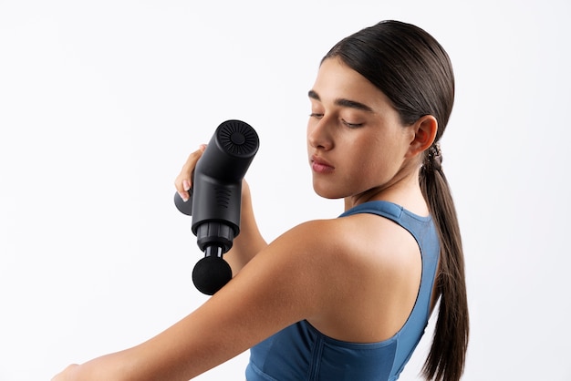 Jovem mulher usando arma de mensagem