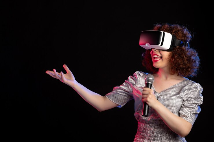 Foto grátis jovem mulher usando fone de ouvido de realidade virtual com música de tecnologia de jogos de microfone
