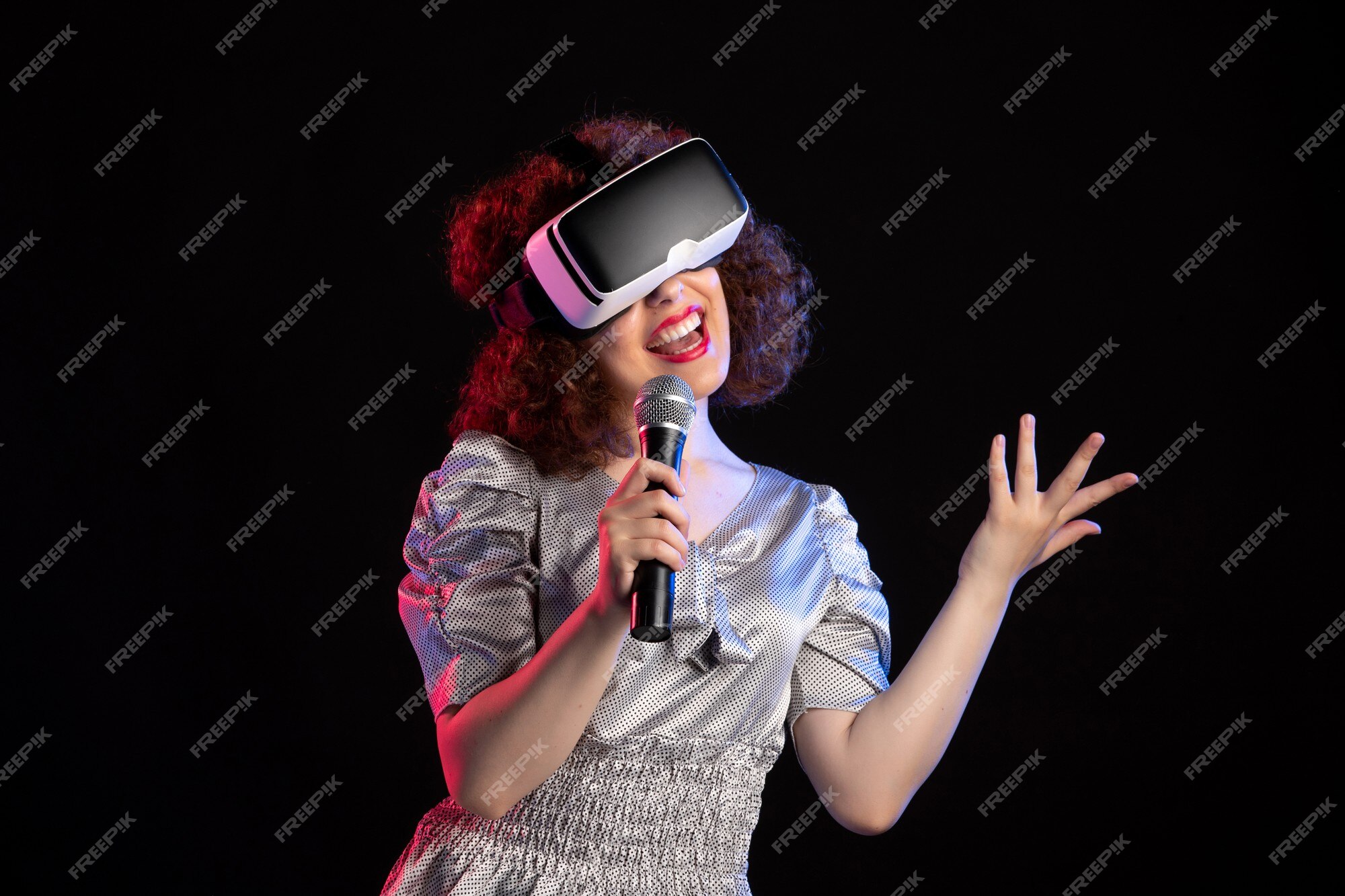 Jovem mulher usando fone de ouvido de realidade virtual com vídeo de  tecnologia de jogos de música em microfone