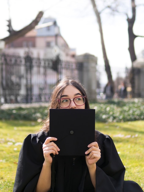 Jovem mulher usando vestido de formatura fora