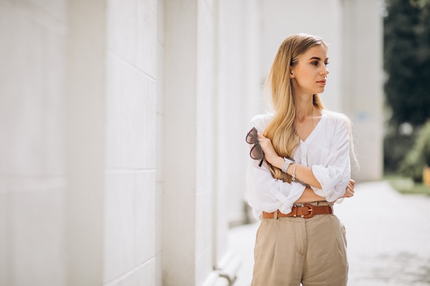 Jovem mulher vestida com roupa de verão na cidade