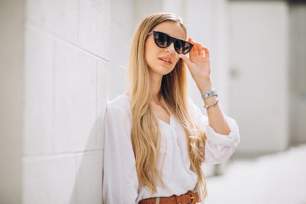 Jovem mulher vestida com roupa de verão na cidade