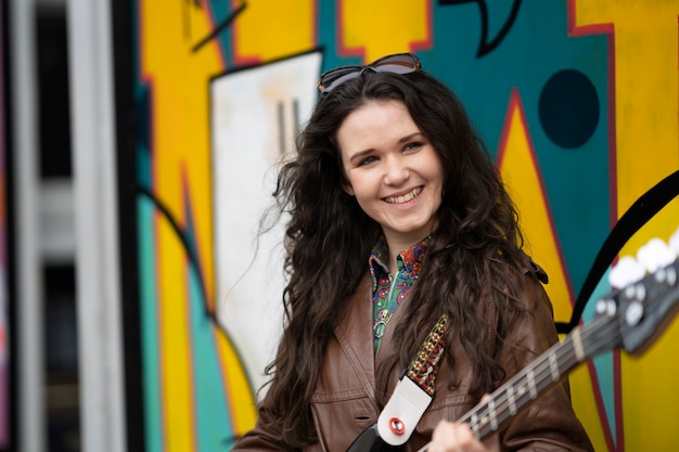 Foto grátis jovem músico cantando pela cidade