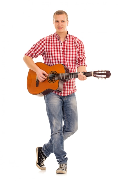 Jovem músico com uma guitarra