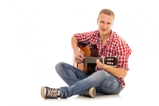 Foto grátis jovem músico com uma guitarra