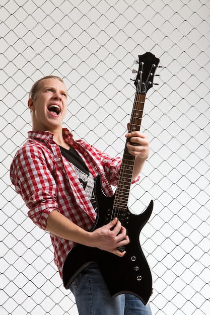 Foto grátis jovem músico com uma guitarra