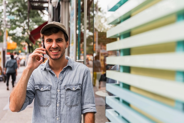 Jovem na cidade falando no telefone