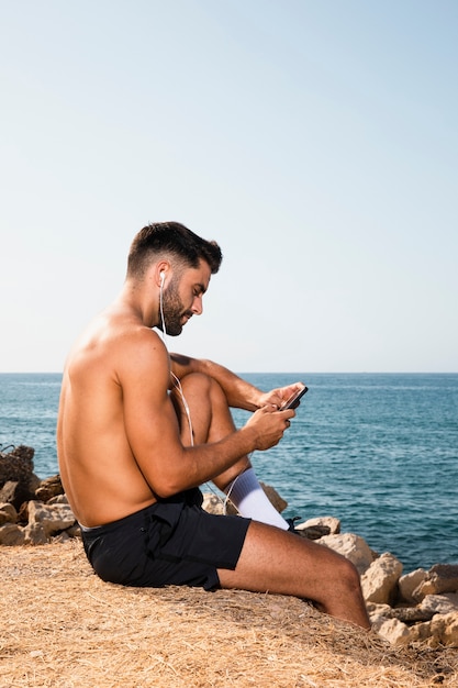 Jovem na música à beira-mar