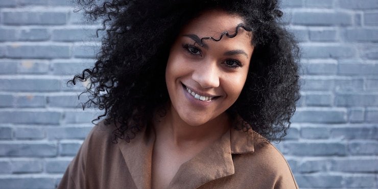 Foto grátis jovem negra com cabelo afro, rindo e curtindo