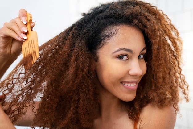 Foto grátis jovem negra cuidando do cabelo afro