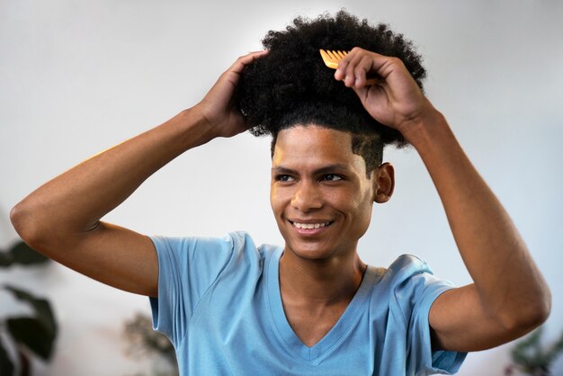 Jovem negra cuidando do cabelo afro